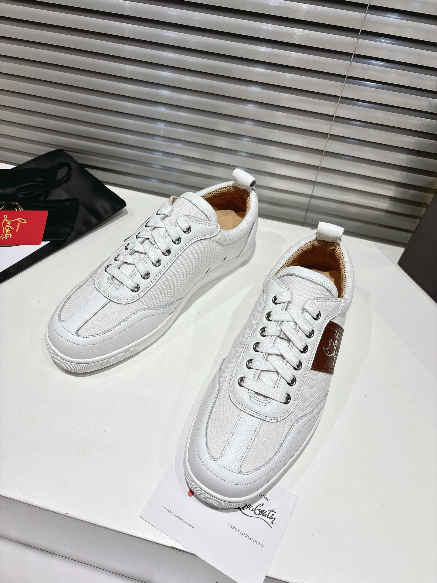 👟👟Ex-factory price 680👟👟 ╔Low top logo sports shoes╗ ·Top version customization·2025𝐬𝐬 𝑪𝒉𝒓𝒊𝒔𝒕𝒊𝒂𝒏 𝑳𝒐𝒖𝒃𝒐𝒖𝒕𝒊𝒏 Retero flat sneakers are smooth and crafted in white grained calfskin and canvas. It is decorated with a stylish side strap with the iconic Maison Christian Louboutin logo, contrasting with Cuoio brown leather for an effortlessly stylish look. This modern sneaker combines a retro '70s look with modern sophistication, featuring a flexible construction. ▪️No matter the last type, fabric, rhinestones, nails, lining, outsole, it is as close as possible to ZP... ▪️The original sole is specially provided by the original factory ▪️The lining is imported water-dyed cowhide ▪️Private customization time is about 3-7 days —————— Size: Women's 35M-41M Men's 38M-47M